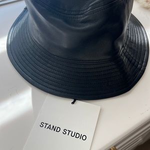 Stand Studio bucket hat Must have !